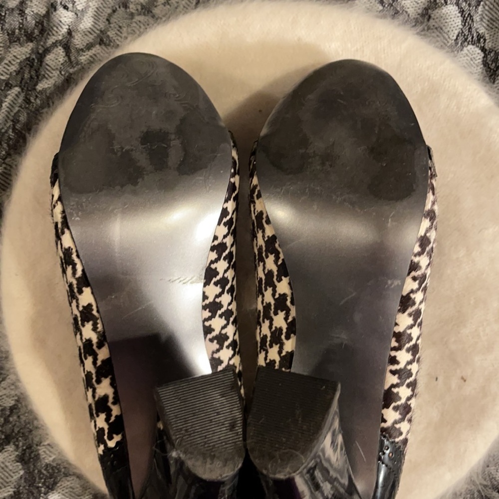 TAHARI | Avenue style Houndstooth Pattern Stunning Heels - Picture 12 of 15
